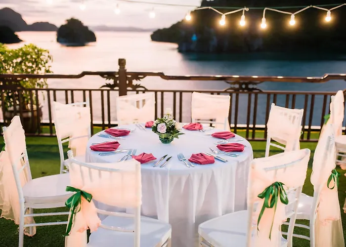 Botel Midori Preminum Cruise In Bay Ha Long